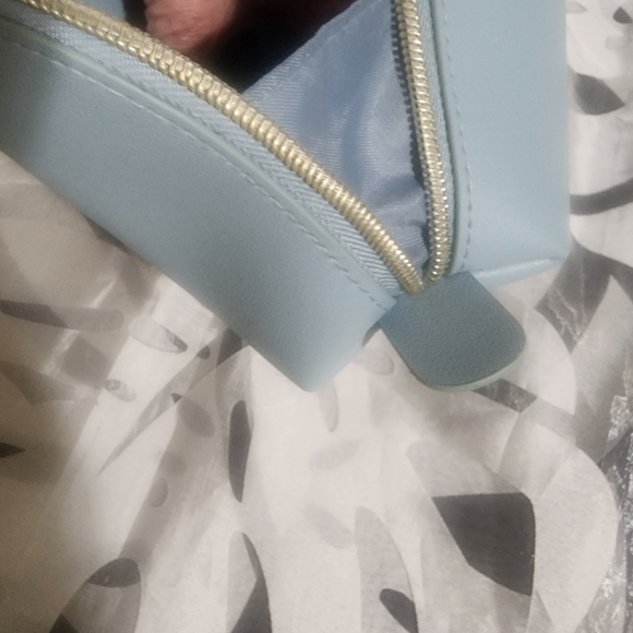 Perricone MD Pastel Blue Cosmetic Case with Brand Embossed Logo - Picture 7 of 9